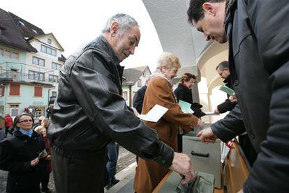 Ciudadanos suizos votan sobre la posesión de armas en el hogar