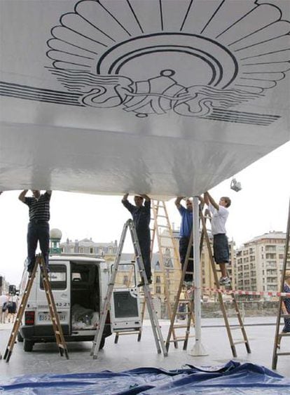 Últimos retoques en el Kursaal, sede del festival, la víspera de arrancar la edición de 2004.