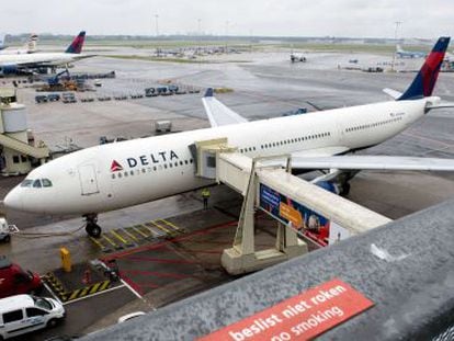 Un Airbus A330 de Delta, en &Aacute;msterdam.