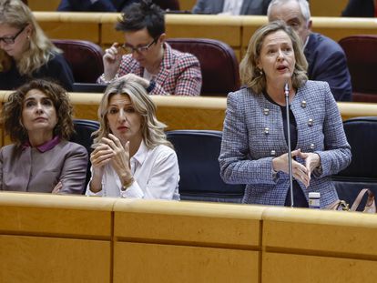 La vicepresidenta primera del Gobierno y responsable de Economía, Nadia Calviño, junto a las también vicepresidentas Yolanda Díaz y María Jesús Montero.