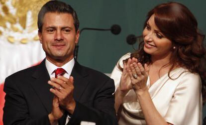 El presidente de México Enrique Peña Nieto y su esposa Angélica Rivera.