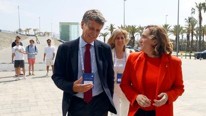 La alcaldesa de Barcelona, Ada Colau, acompañada por el presidente del Círculo de Economía, Jaume Guardiola, a su llegada a la inauguración de la Reunión Anual de la entidad.