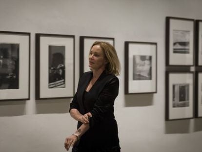 Jessica Lange en Barcelona, delante de algunas de sus fotograf&iacute;as.