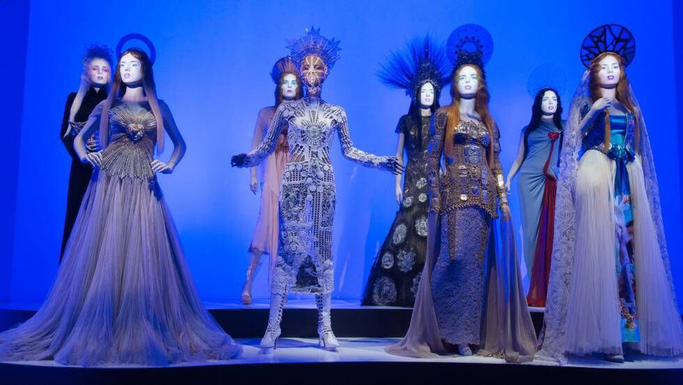 Varios vestidos de Jean Paul Gaultier en una retrospectiva sobre su obra en marzo de 2015 en París.
