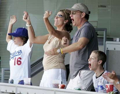 Rita Wilson, Tom Hanks y sus hijos Truman (a la izquierda) y Chester (a la derecha) durante un partido de béisbol en Los Ángeles en 2004.