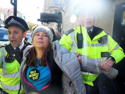 Agentes de la policía arrestan este martes en Londres a la activista Greta Thunberg