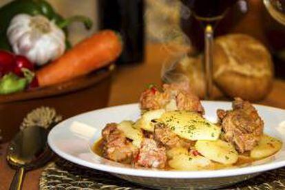 Fotografía facilitada por Ruralka de un plato de patatas guisadas con costillas, de la cocina del Hotel Rural La Salve, en el municipio toledano de Torrijos. EFE/Archivo