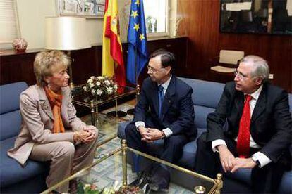 La vicepresidenta y los presidentes de Ceuta, Juan Jesús Vivas, en el centro, y de Melilla, Juan José Imbroda.