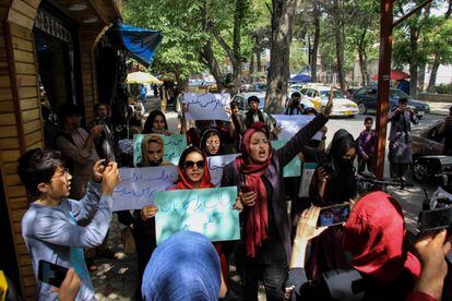 Un grupo de mujeres se manifiestan el pasado martes en Kabul contra la imposición del burka. "No toméis a las mujeres como rehenes", se lee en una de las pancartas.  