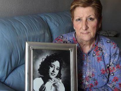 Carmen sostiene una foto de su hija, Soledad Donoso, asesinada en C&oacute;rdoba en 1992 y cuyo caso se reabri&oacute; hace un a&ntilde;o. 