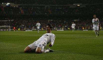 Morata celebra su gol en dirección a la grada del Bernabéu.
