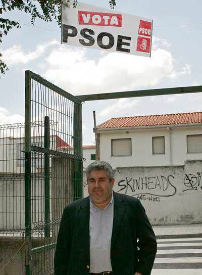 Pedro Torrejón, a la entrada de un colegio electoral.