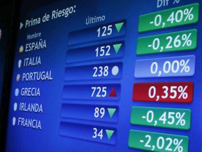 Vista de un panel en la Bolsa de Madrid que refleja la evoluci&oacute;n de la prima de riesgo de los pa&iacute;ses europeos.