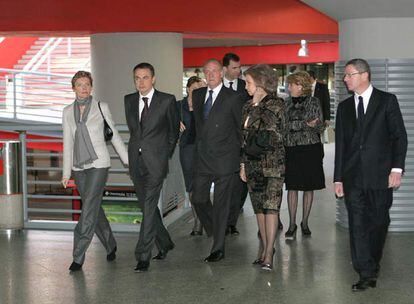 Don Juan Carlos y doña Sofía han presidido una sencilla y emotiva ceremonia de inauguración del monumento.