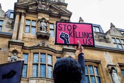 Protesta en septiembre pasado en Oxfrord para solicitar la retirada de la estatua de Cecil Rhodes de la fachada del Oriel College de la ciudad universitaria británica. La pancarta reza en inglés: "Dejad de matarnos".