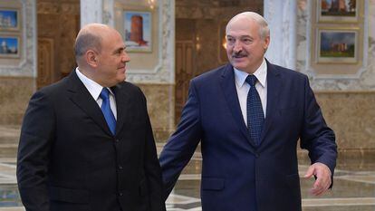 El primer ministro ruso, Mijaíl Mishustin (izquierda) junto al presidente bielorruso, Aleksandr Lukashenko, este jueves en el Palacio de la Independencia en Minsk.