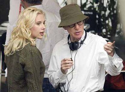 Woody Allen, con Scarlett Johansson, en el rodaje de Barcelona.