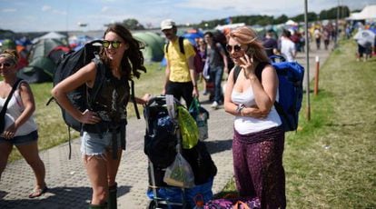 Una jove parla pel mòbil en un festival de música a Anglaterra