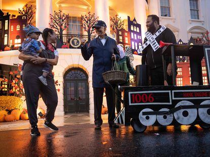 El presidente de Estados Unidos, Joe Biden, este lunes en la Casa Blanca, decorada por Halloween, donde ha recibido a hijos de bomberos, enfermeros, policías y miembros de la Guardia Nacional para el tradicional "truco o trato".