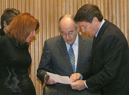 El gobernador del Banco de España, Miguel Á. Fernández Ordóñez (en el centro), ayer en el Congreso.