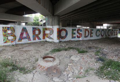 Parte del mural terminado bajo el paso elevado que da acceso al barrio de San Cristóbal, al sur de Madrid.