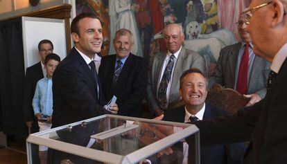 Macron vota en la segunda vuelta de las legislativas francesas. 