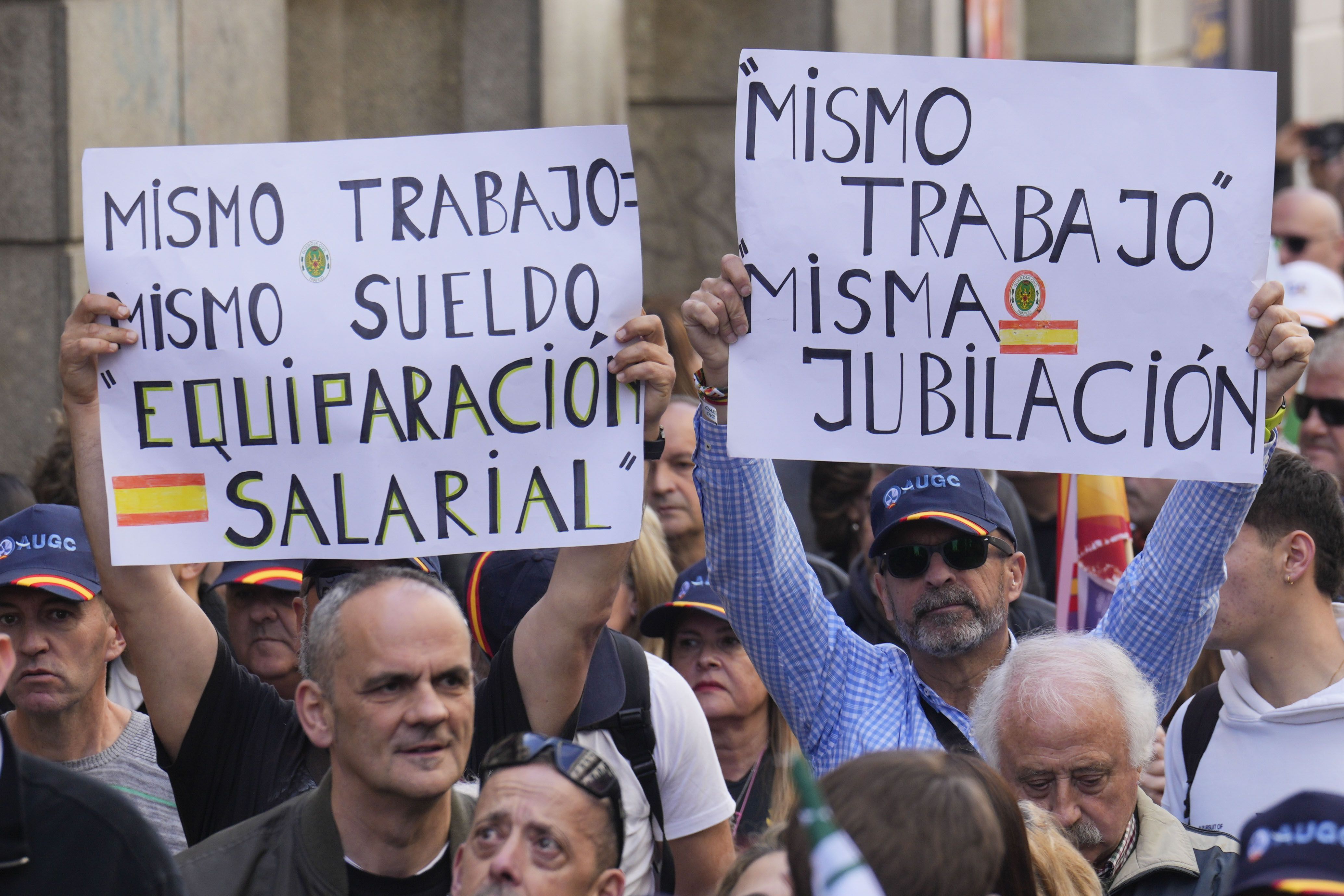 Decenas de personas durante la manifestación, este sábado por el centro de Madrid. 