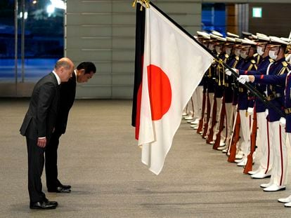 El canciller alemán Olaf Scholz (izquierda), y el primer ministro japonés Fumio Kishida saludan a una guardia de honor durante la visita oficial de Scholz a Tokio, este jueves.