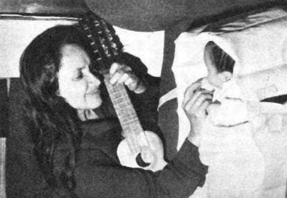 Violeta Parra tocando los acordes de 'Gracias a la Vida' a su nieto Ángel Parra Orrego en 1966.
