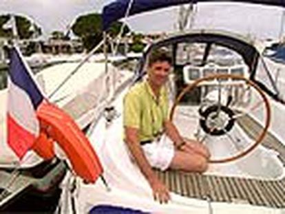 El ex agente del MI6 Richard Tomlinson, a bordo de su pequeño yate, amarrado en un puerto deportivo de la Costa Azul.
