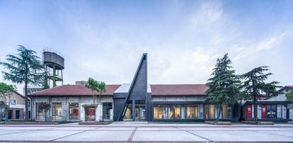 Liangyou Red Town Art Design Center (ADC), de UAO Design (2019). Se trata de la reconversión de cinco naves industriales construidas entre los sesenta y los noventa en un centro público con exposiciones de arte y diseño. |