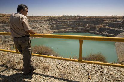 Un trabajador de la mina de Aznalcóllar, en un mirador de la corta de Los Frailes.