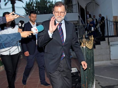 El expresidente del Gobierno Mariano Rajoy, a su salida del restaurante de Santa Pola, este martes.