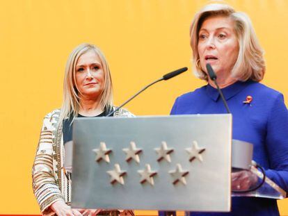 Concepci&oacute;n Dancausa (derecha), con Cristina Cifuentes en el homenaje a la Constituci&oacute;n en 2016.