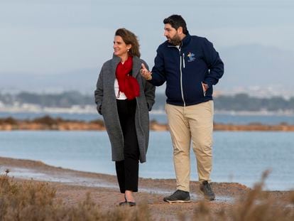 Ribera y López Miras paseaban este miércoles por el mar Menor en San Pedro del Pinatar (Murcia).