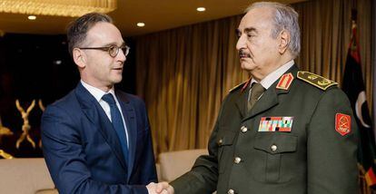 Heiko Maas (izquierda), ministro de Exteriores alemán, da la mano al comandante del Ejército de Liberación Nacional libio Jalifa Haftar, en Benghazi (Libia) el pasado día 16.