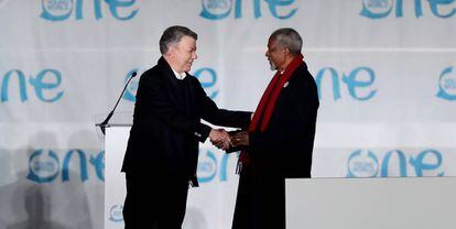 Juan Manuel Santos junto al exsecretario general de la ONU Kofi Annan.