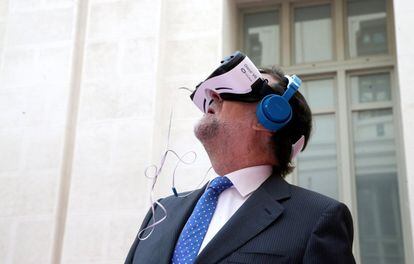 El presidente del Gobierno en funciones, Mariano Rajoy, con unas gafas de realidad virtual en su visita la exposición que conmemora el 40º aniversario del diario EL PAÍS en el palacio de Cibeles, el 4 de mayo de 2016.