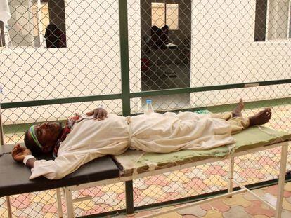 Un enfermo reposa en una camilla del centro de tratamiento de cólera de la provincia de Hajjah, en Yemen, el 1 de junio de 2019.