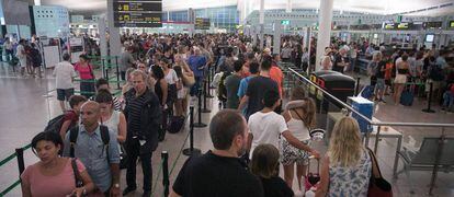 Centenares de viajeros en la terminal de El Prat en agosto de 2017.