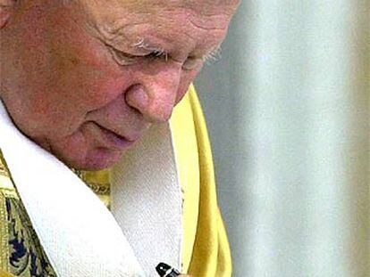 Juan Pablo II, en el momento de firmar una carta apostólica el 6 de enero de 2001 en el Vaticano.