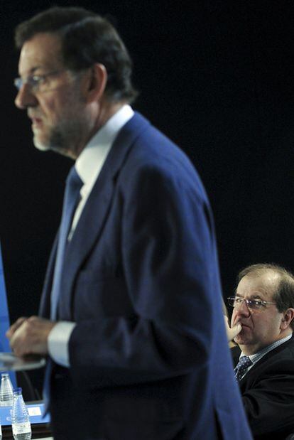 Rajoy, de pie, y el presidente de Castilla y León, Juan Vicente Herrera.