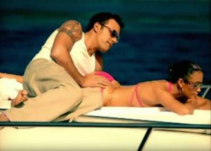 Ben Affleck acaricia el cuerpo de Jennifer Lopez en el vídeo de la canción de ella 'Jenny from the block'.