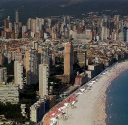 La playa de Poniente en la actualidad y un rascacielos en construcción.