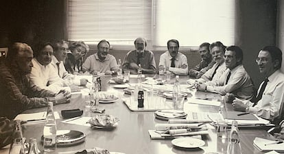 Emilio Ontiveros (quinto por la derecha), en una reunión del consejo editorial de EL PAÍS. Junto a él, desde la izquierda, Eduardo Haro Tecglen, Josep Ramoneda, Félix Monteira, Soledad Gallego-Díaz, Bonifacio de la Cuadra, Javier Pradera, Andreu Missé, Joaquín Estefanía, Cayetano López y Lluís Bassets.