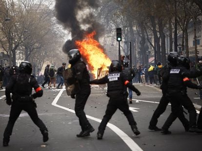 Policías antidisturbios se enfrentan a los manifestantes durante las protestas contra la reforma de las pensiones, el pasado jueves en París.