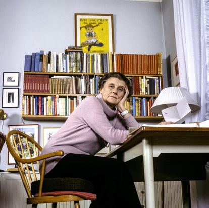 La escritora Astrid Lindgren, en 1978, en el piso de Estocolmo en el que residió durante seis décadas.