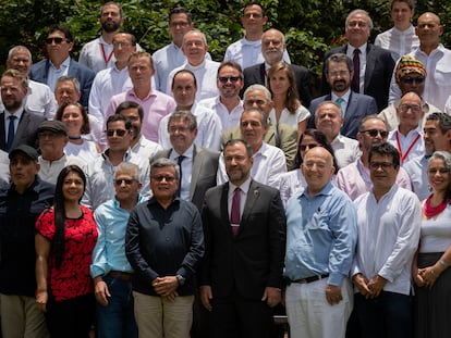 Miembros de las delegaciones del ELN y del Gobierno de Colombia en el cierre del cuarto ciclo de diálogos, en Caracas.