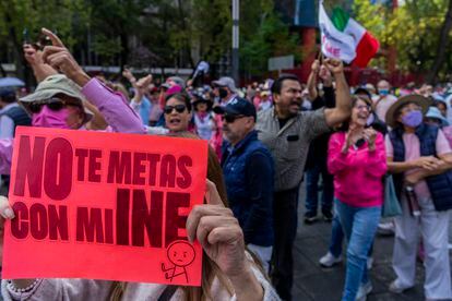 La marcha contra la reforma electoral a su paso por Paseo de la Reforma.