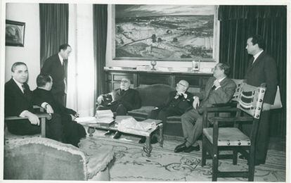 Gregorio Marañón, Muñoz Rojas, José María de Cossío, Dámaso Alonso, Luis Rosales y otros. 5 mayo de 1964.